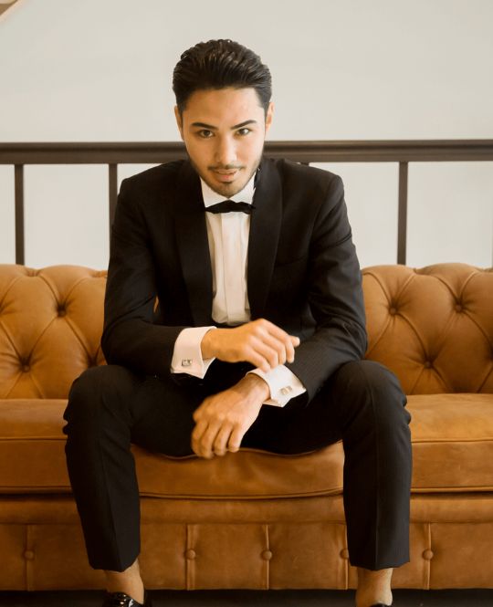 リッチブラック色のタキシード