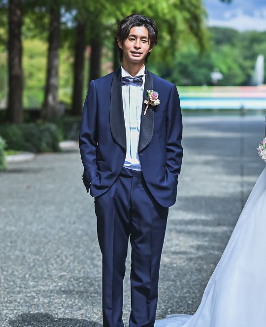 ブルーロワイヤル色のタキシード