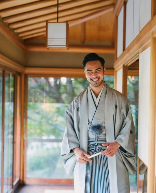 モダングレー色の紋付