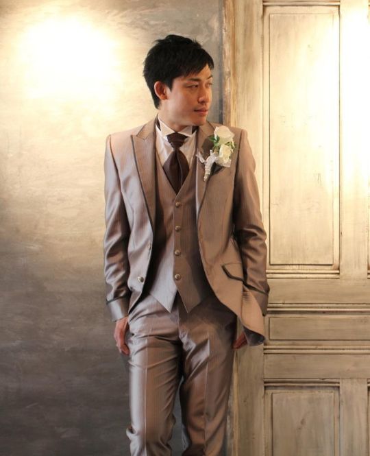 ブロンズ色のタキシード