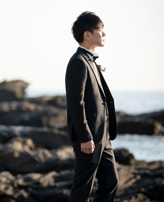 襟がピークの形をしたブラックのタキシード