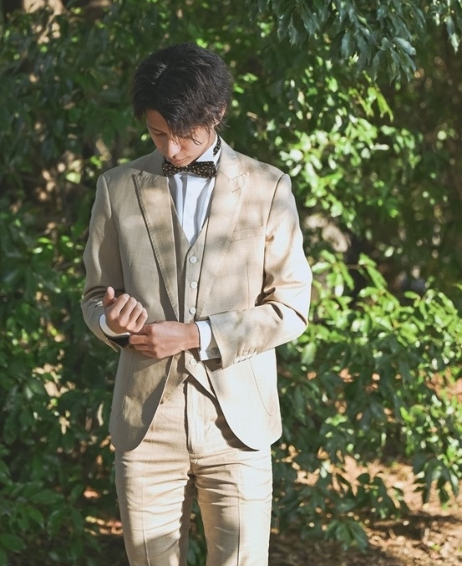 ベージュ色のタキシード