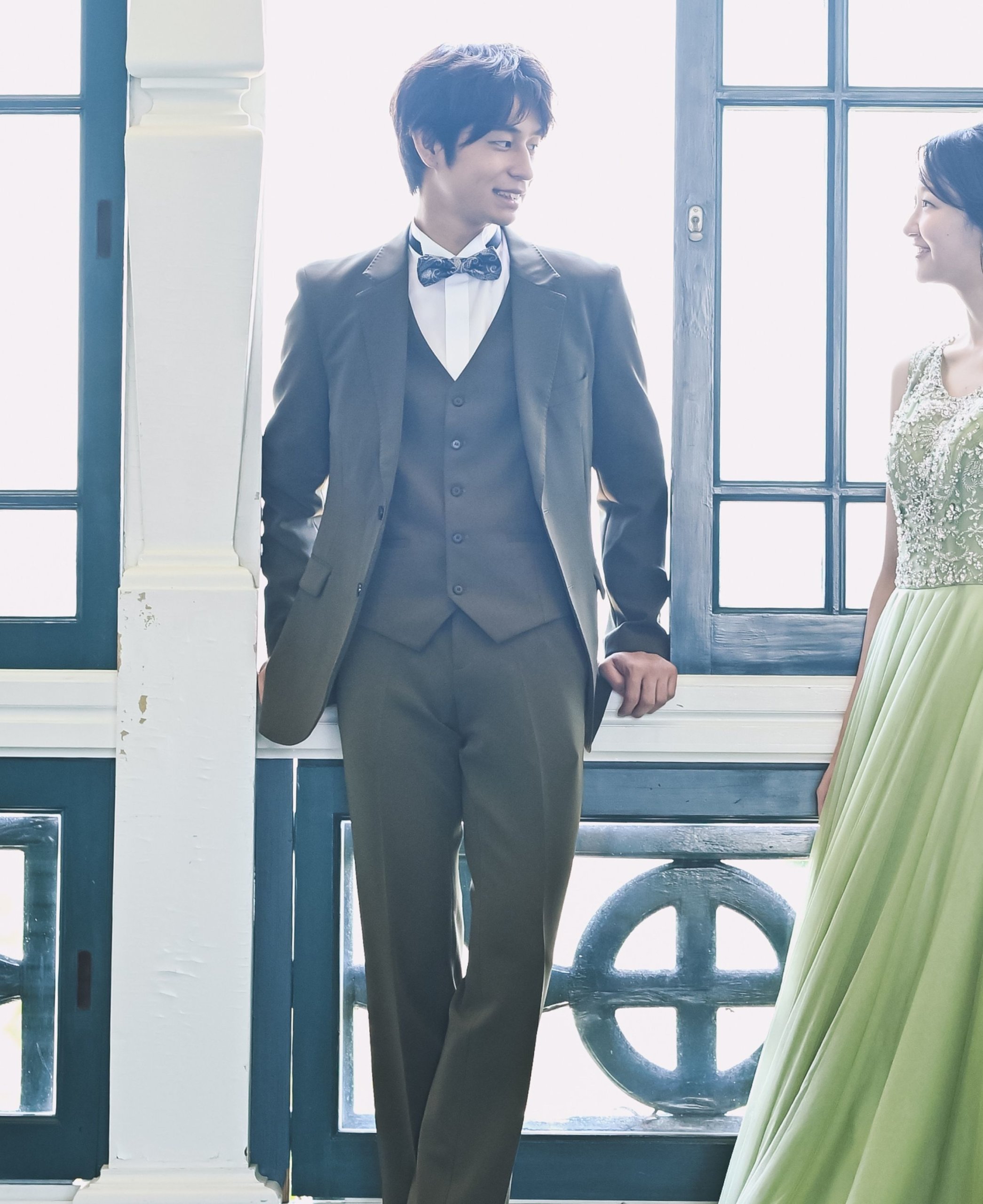 カーキ色のタキシード