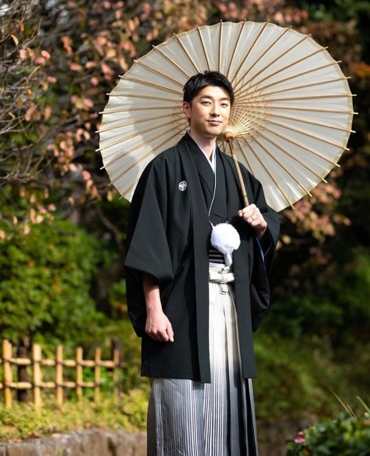 マットブラックでグラデーションがかかった紋付