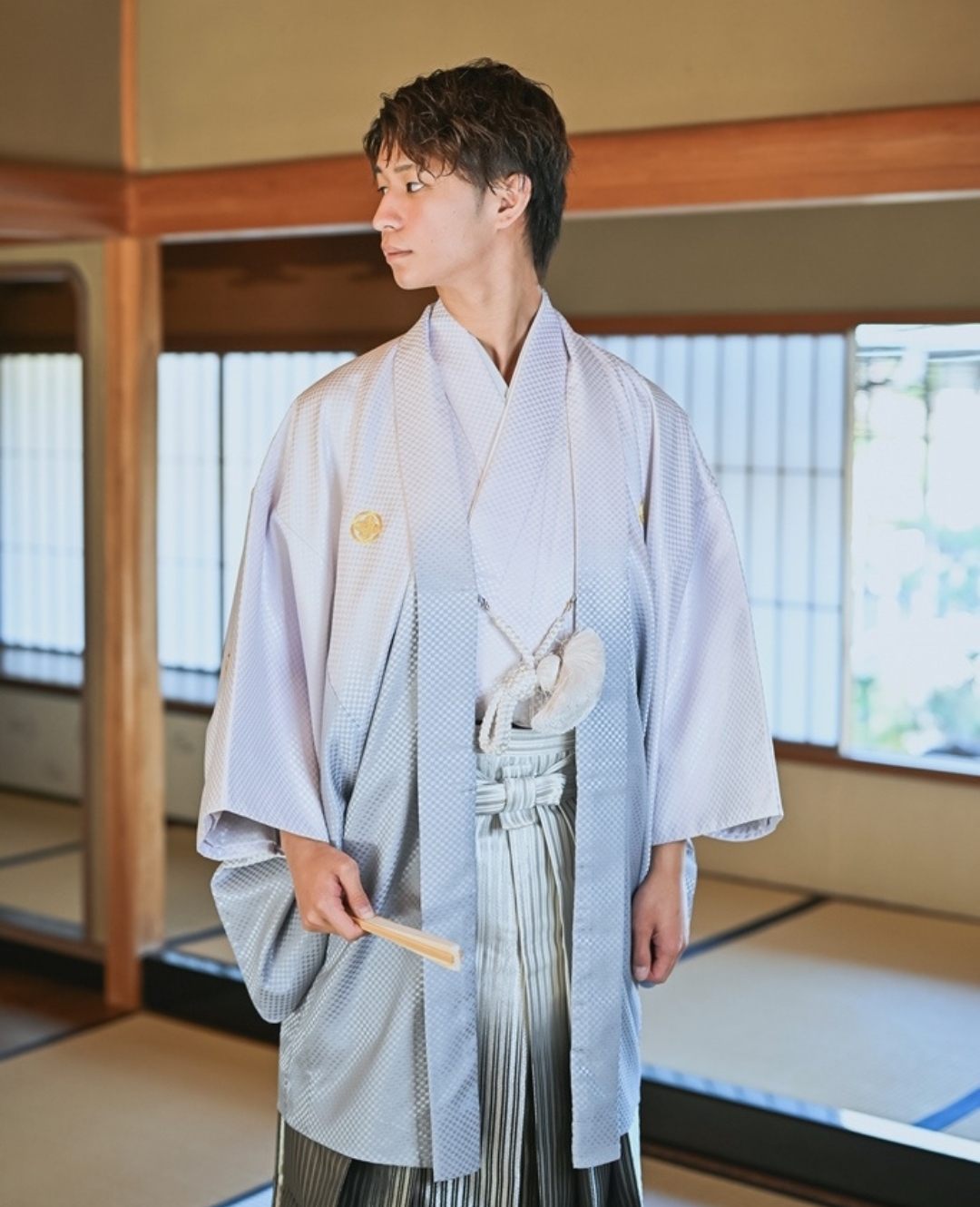 白グラデーションの紋付