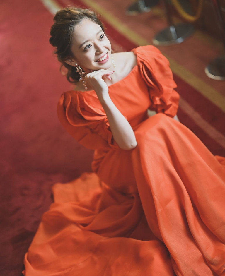 オレンジのカラードレス