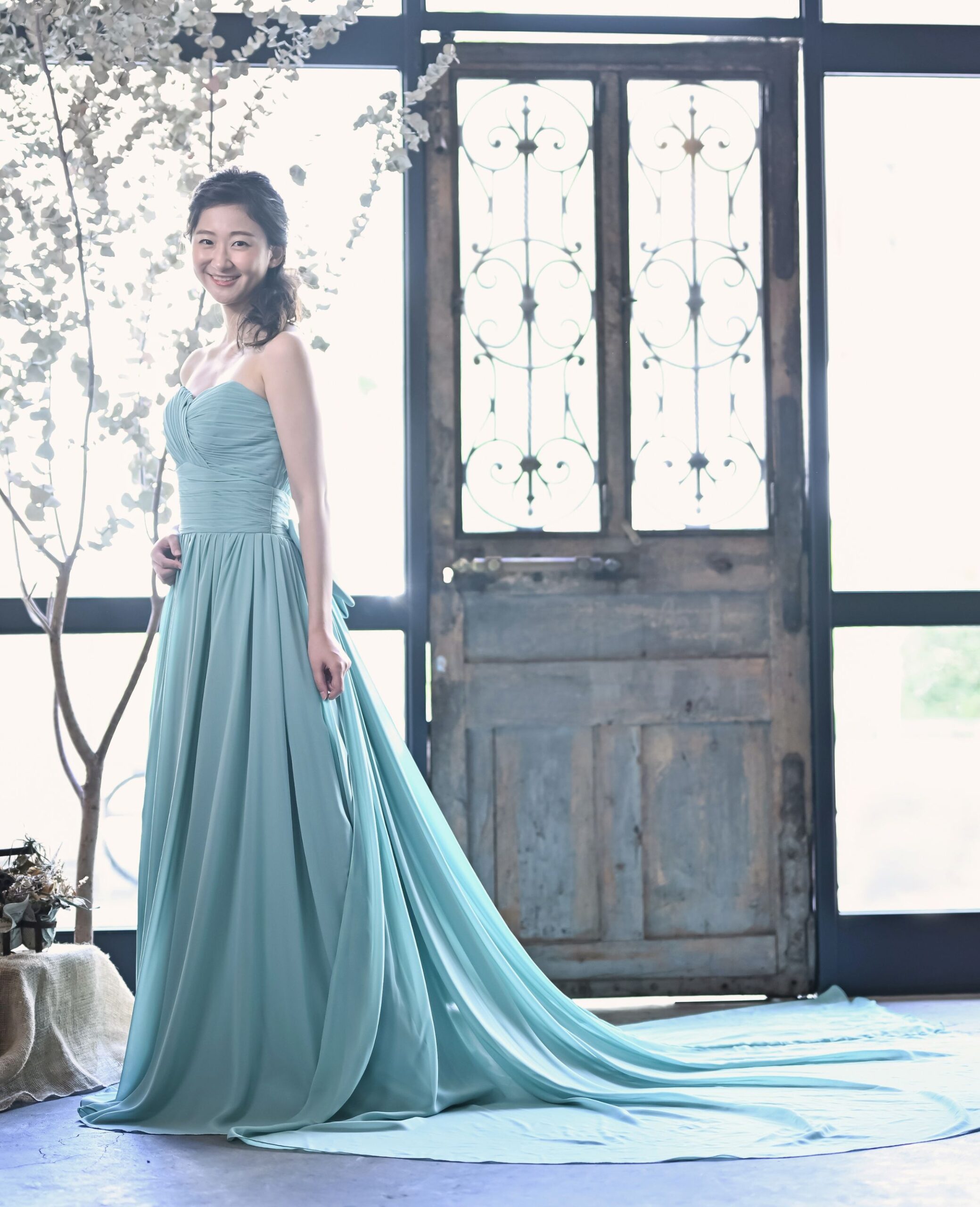 エメラルドグリーンのカラードレス