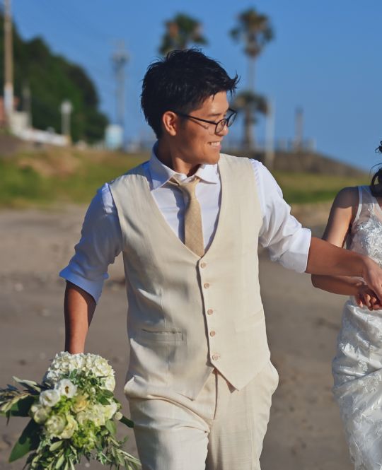 ホワイトベージュ色のタキシード