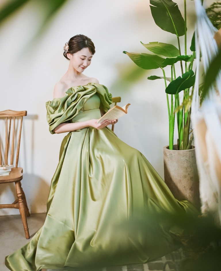 アーモンドグリーンのカラードレス