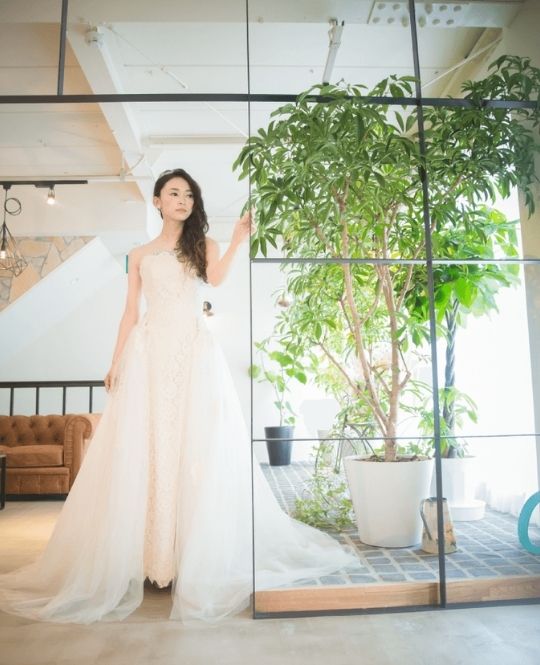 お好きなイメージに合わせて2wayで着られるプリンセスラインのウェディングドレス。ふんわり広がるスカートが華やかな印象に。（プリンセスライン／衣装番号AS06）