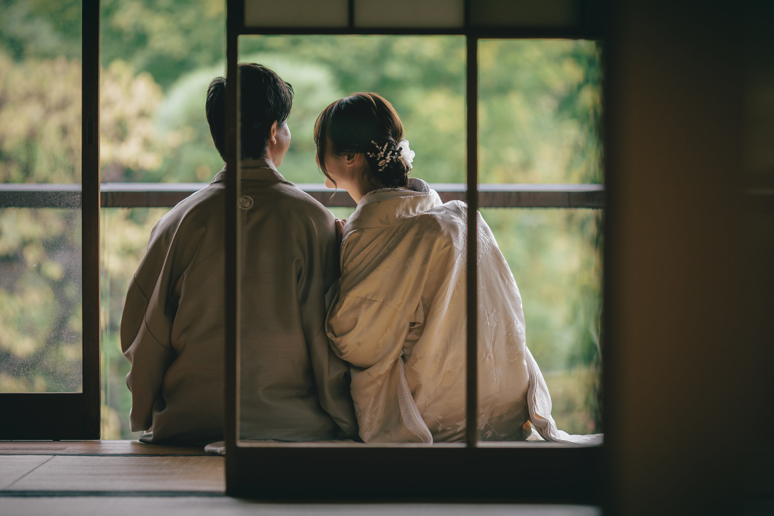 縁側で寄り添う夫婦