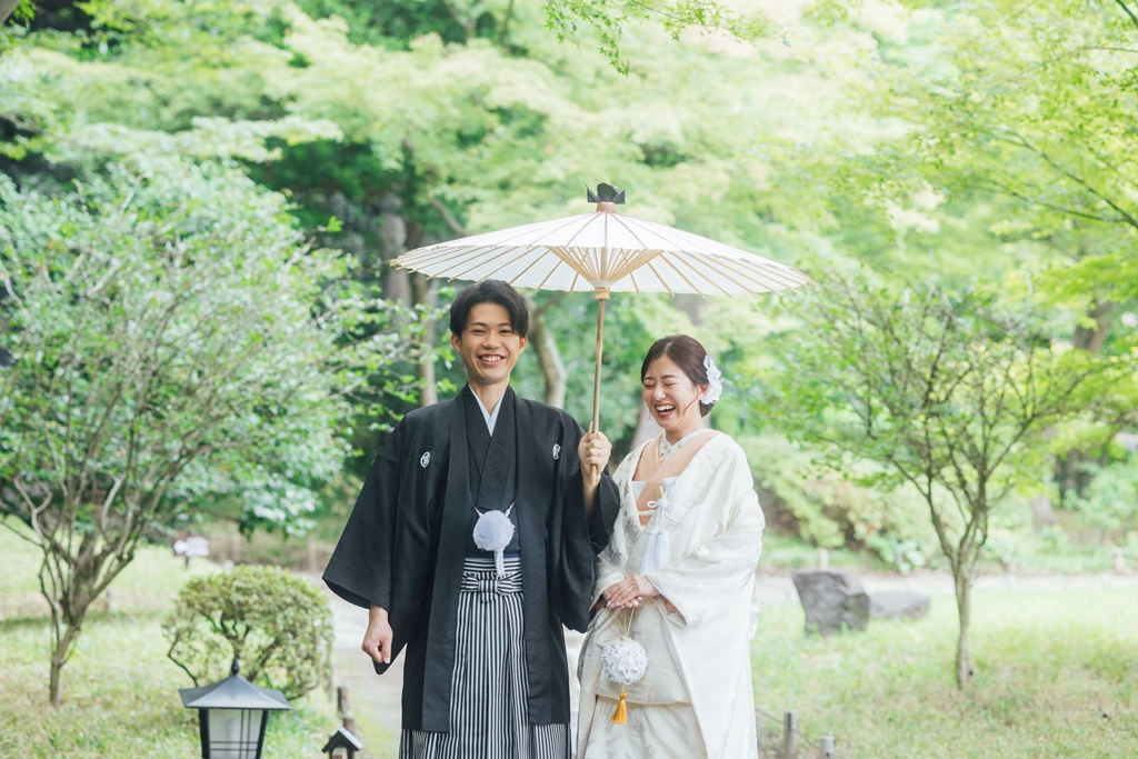 和傘を差した笑顔の夫婦