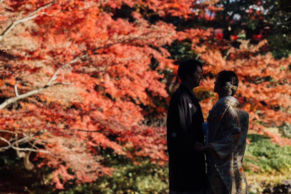紅葉と新郎新婦