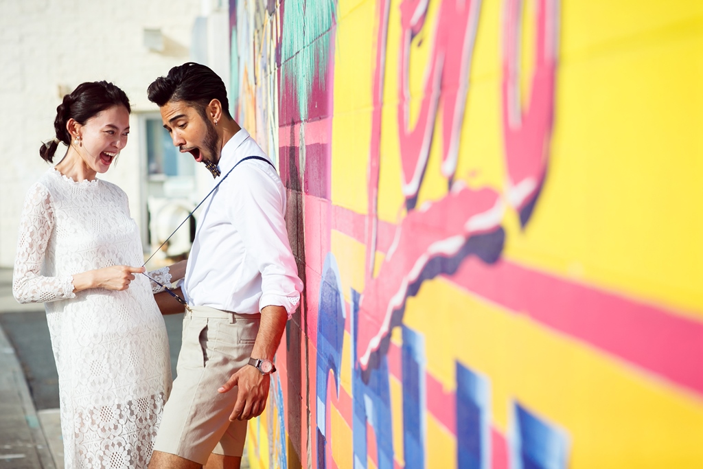 カカアコウォールアートを背景に映えるウェディングフォト