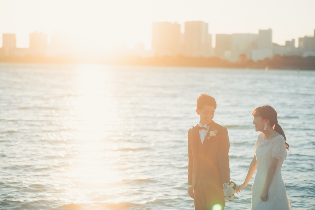 海辺を歩くふたり