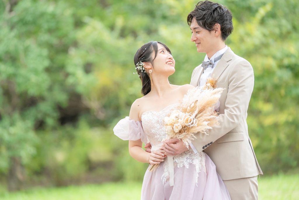 緑の中寄り添うふたり