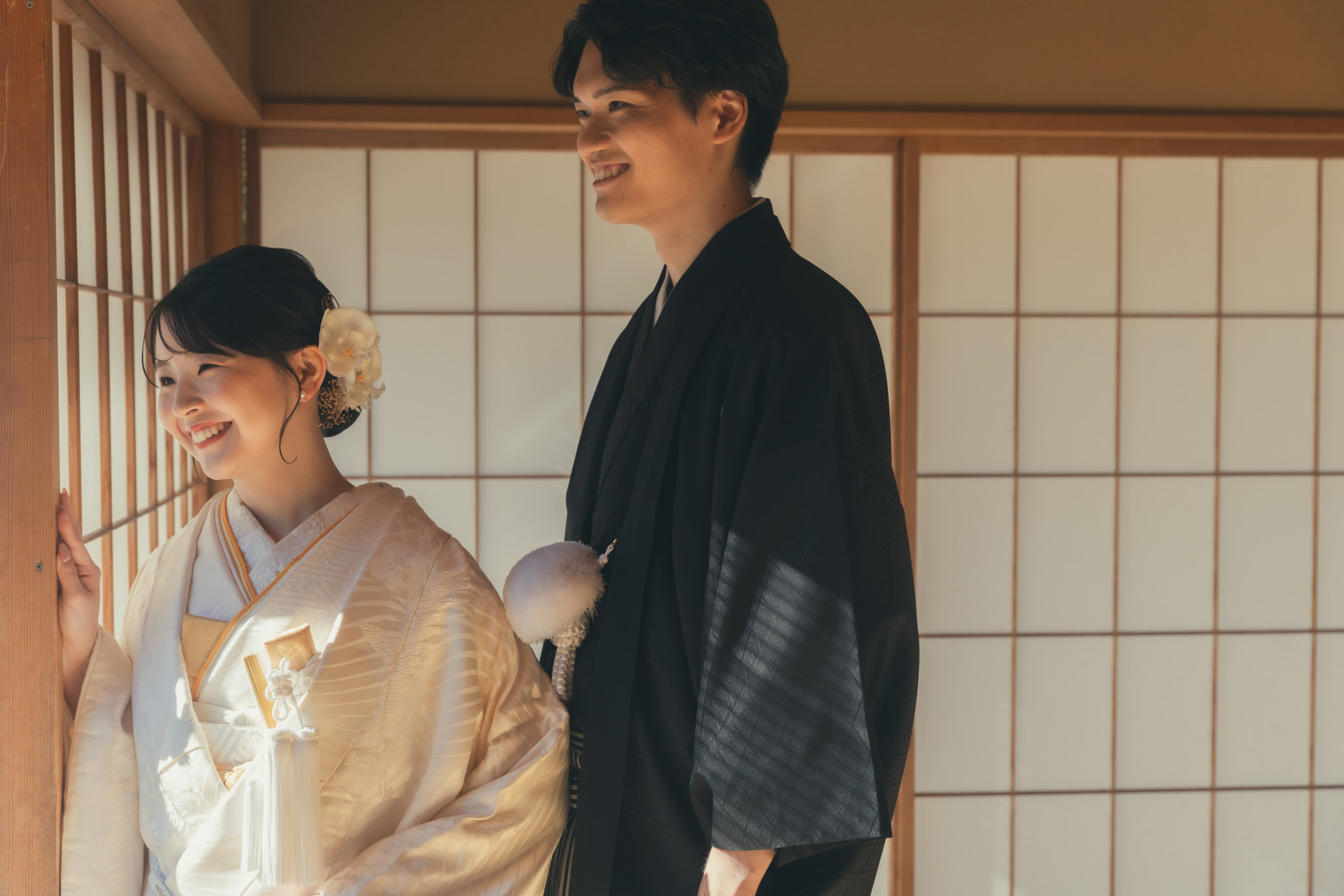 新婦を後ろからハグ