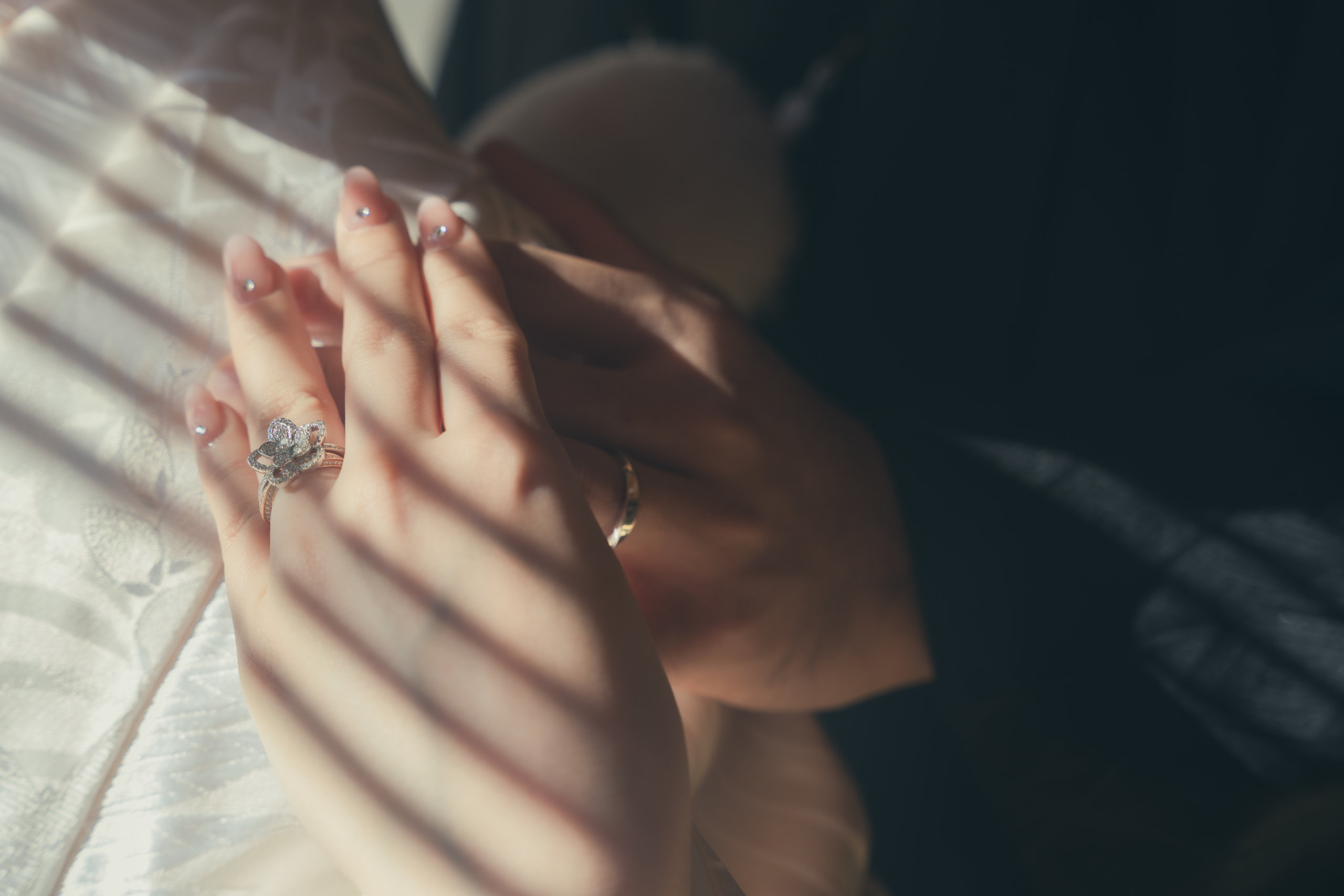 和装を着たふたりの繋いだ手