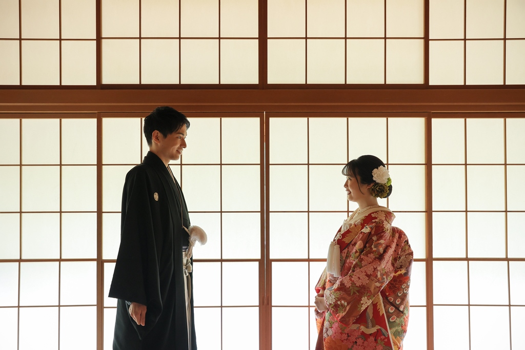 東京の人気庭園の和室で向かい合うふたりの結婚写真