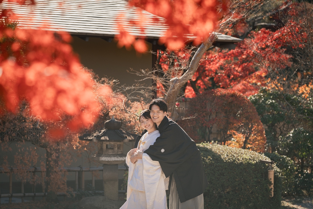 新婦にバックハグ