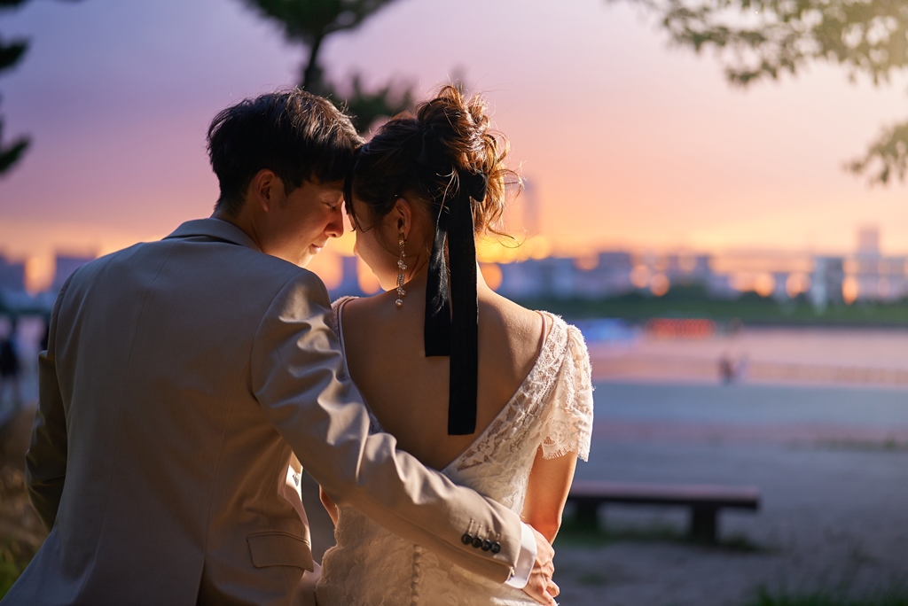 おでこを重ねるふたり