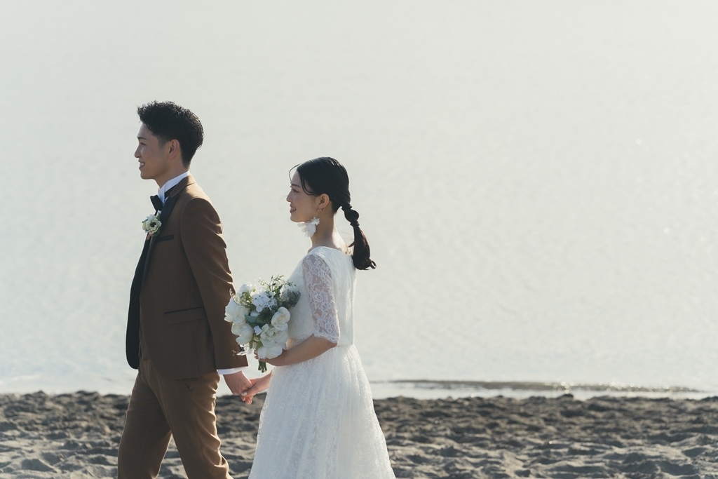 葛西海浜公園を手をつないで歩く夫婦