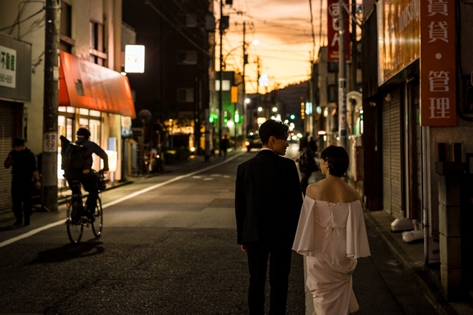 行きつけのバーで前撮り