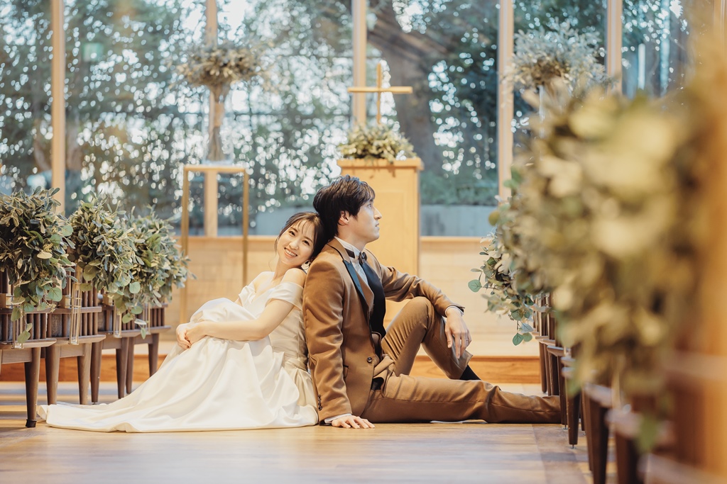 新郎の背中に寄り添う新婦