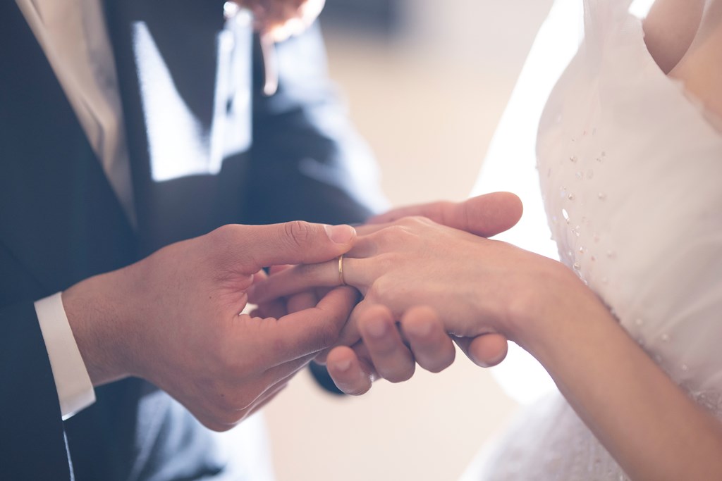 指輪をはめるシーン