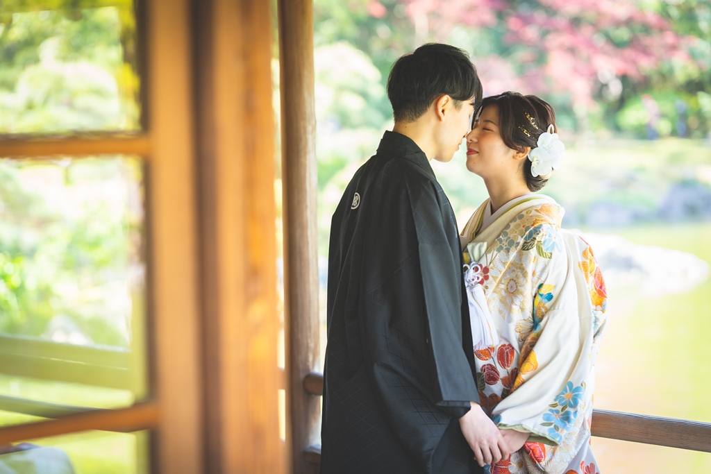 鼻と鼻を合わせて撮った和装結婚写真