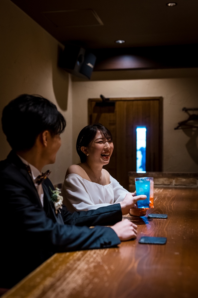 東京八王子のふたりの行きつけのBARで撮った結婚写真