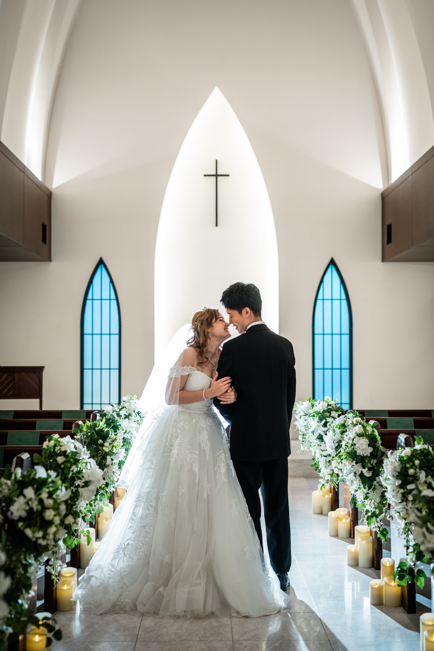 東京のチャペルでふたり寄り添って撮った写真