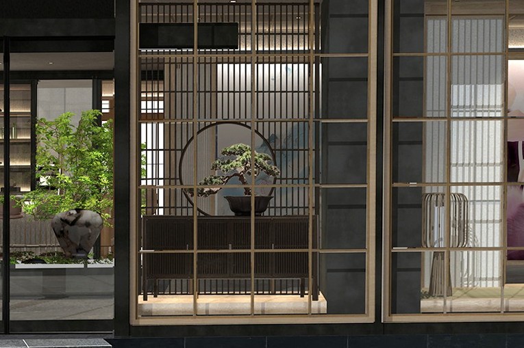 格子の丸窓と松の木