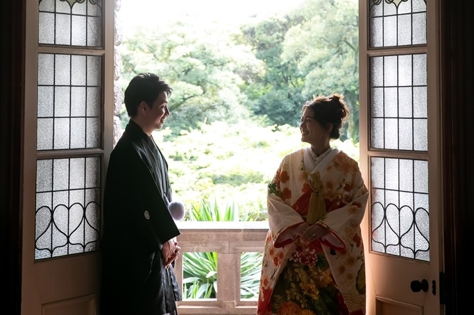 旧古河邸で見つめ合う新郎新婦
