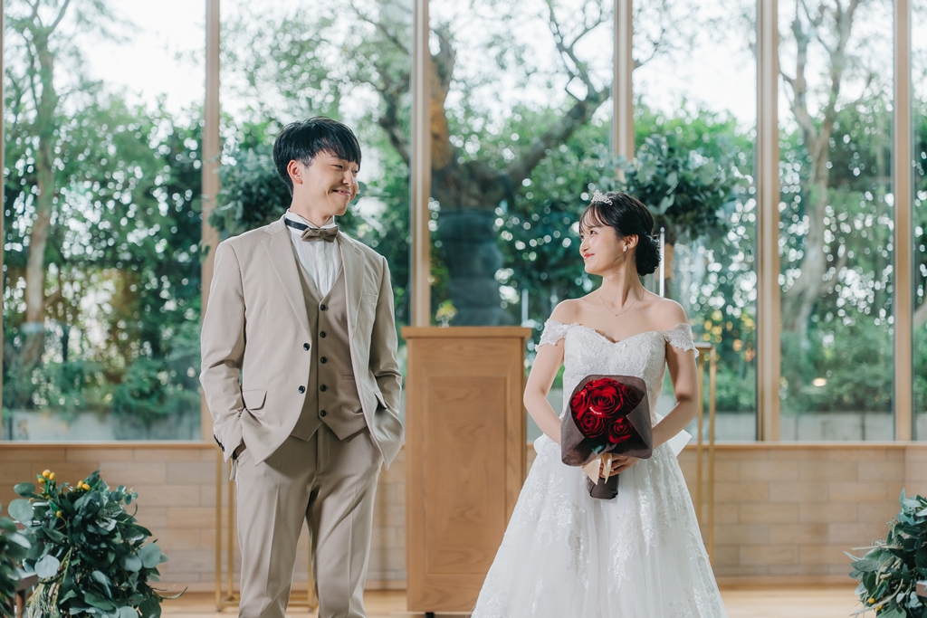 チャペルで見つめ合う夫婦