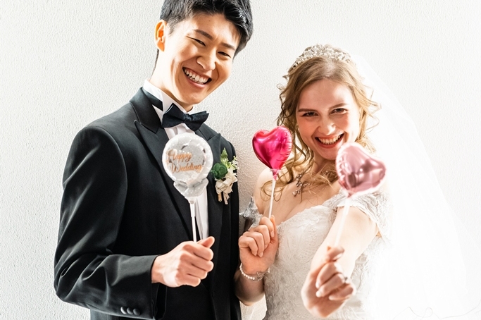 チャペルでプロップスを持った新郎新婦