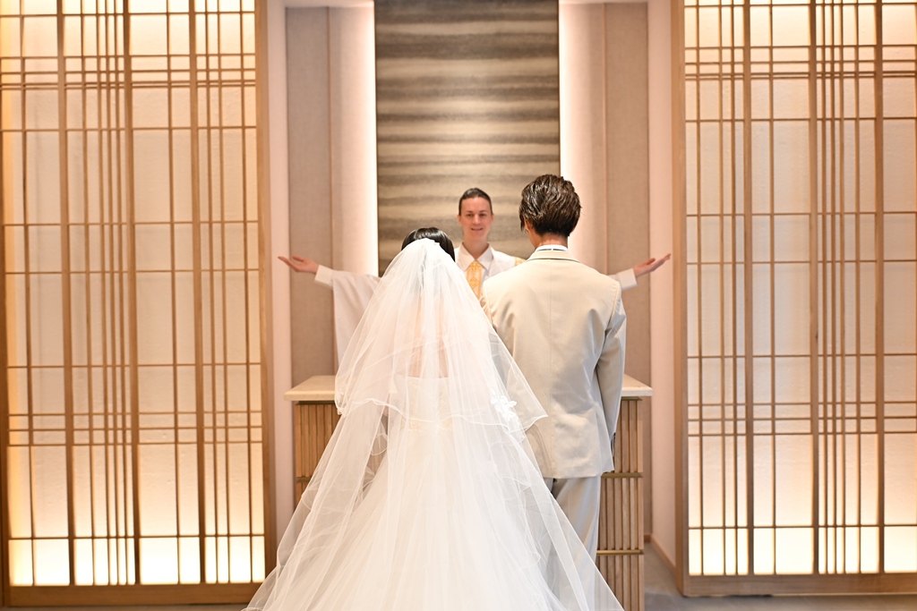 牧師の先生によるお祈りのシーン