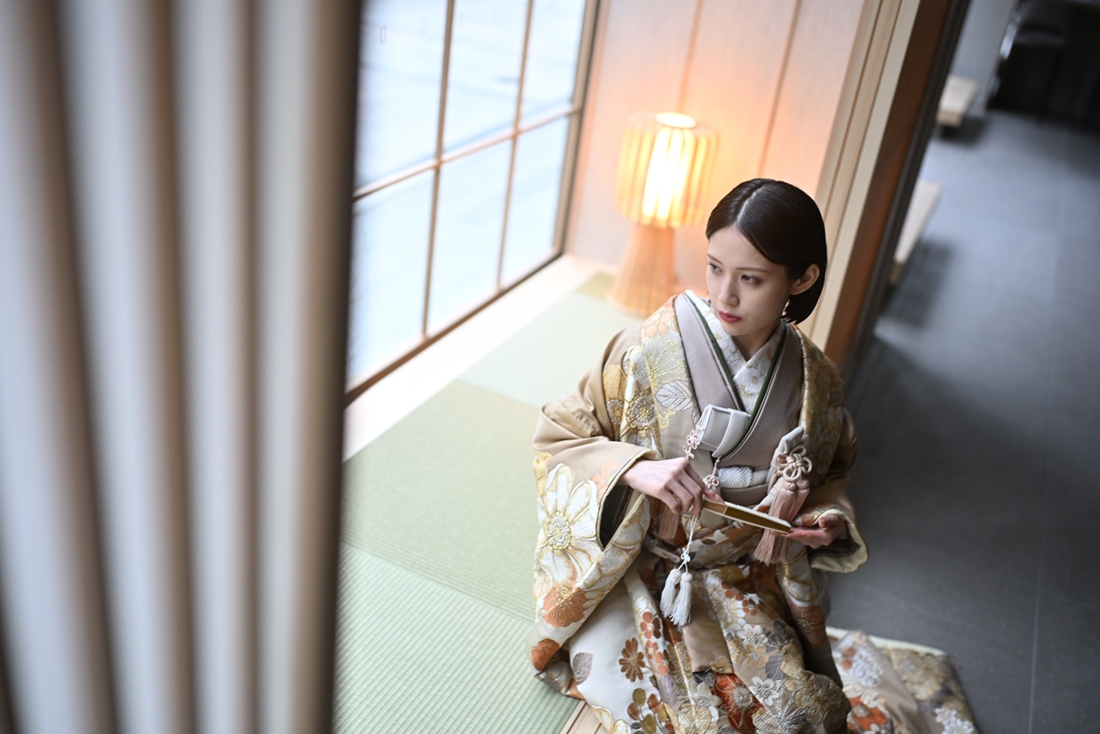 モダンスタジオの縁側に座る花嫁