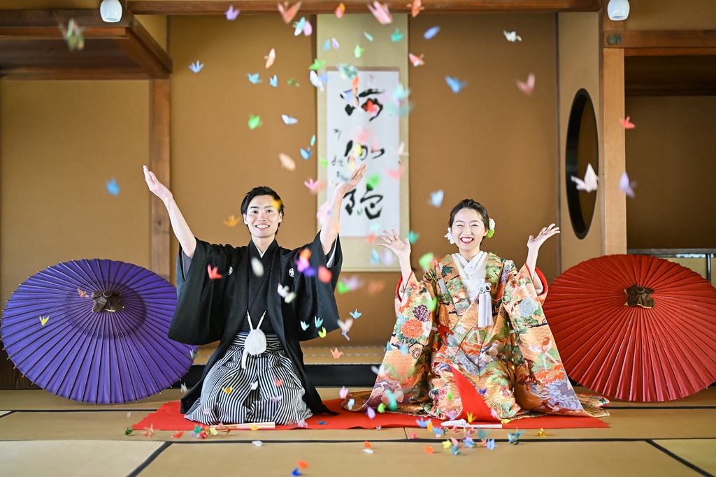 折り鶴シャワーのシーン