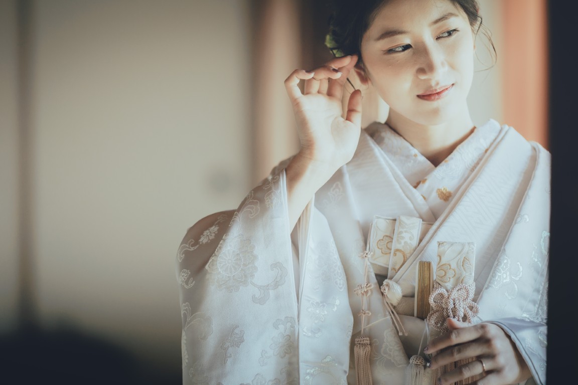 ヘアスタイルのイメージ写真を確認しながらリハーサルを進める花嫁