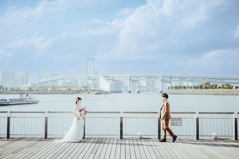 お台場海浜公園の全景、レインボーブリッジと東京湾の青い海が広がる開放的なロケーション