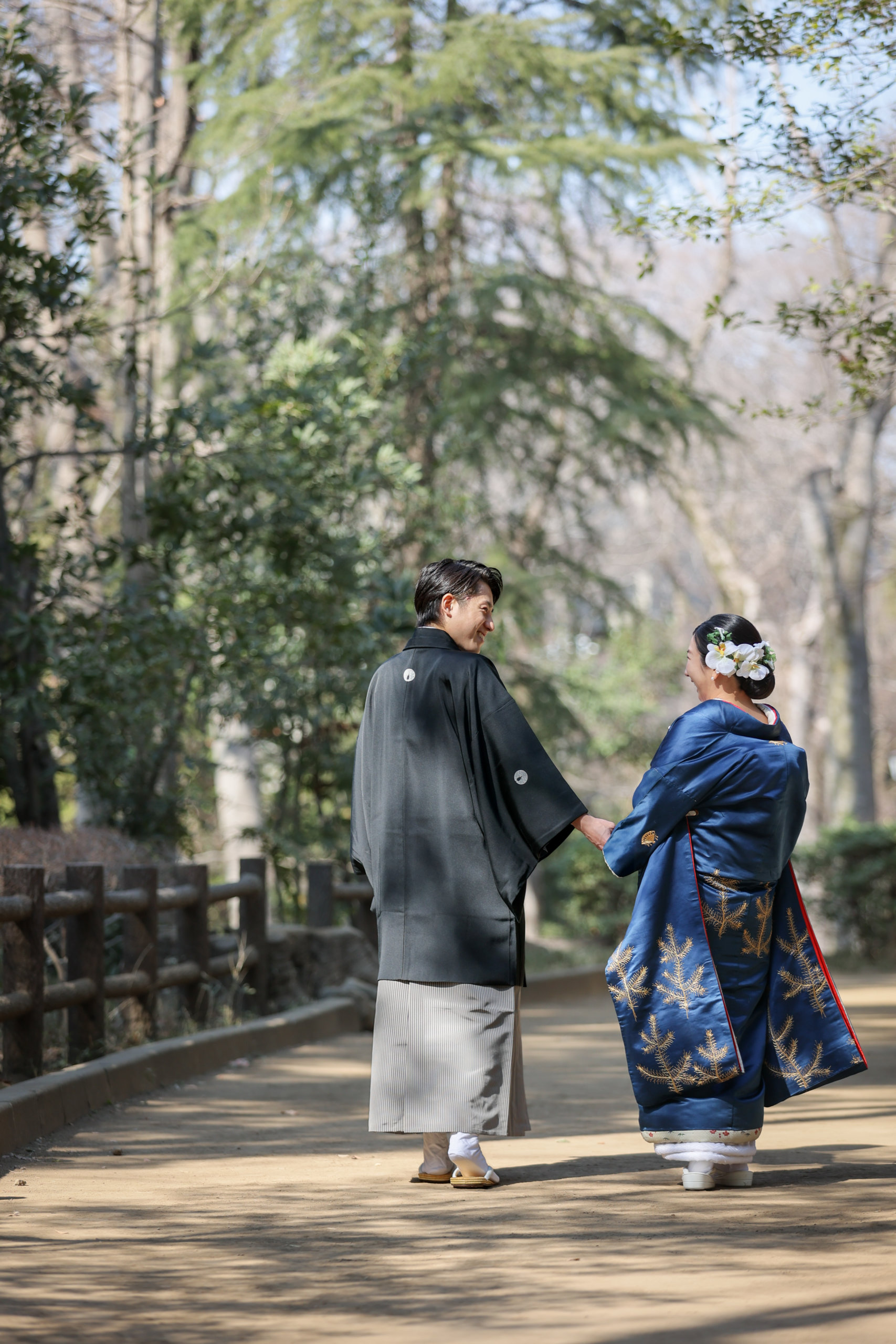有栖川宮記念公園での和装前撮りイメージ、木漏れ日の差し込む豊かな自然の中で和装が美しく調和した伸びやかな一枚