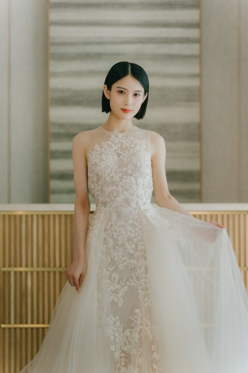 チュールのオーバースカートを広げて正面を向くハイネックのレースのウェディングドレスの花嫁。洋装前撮りで選べるウェディングドレスの衣装写真