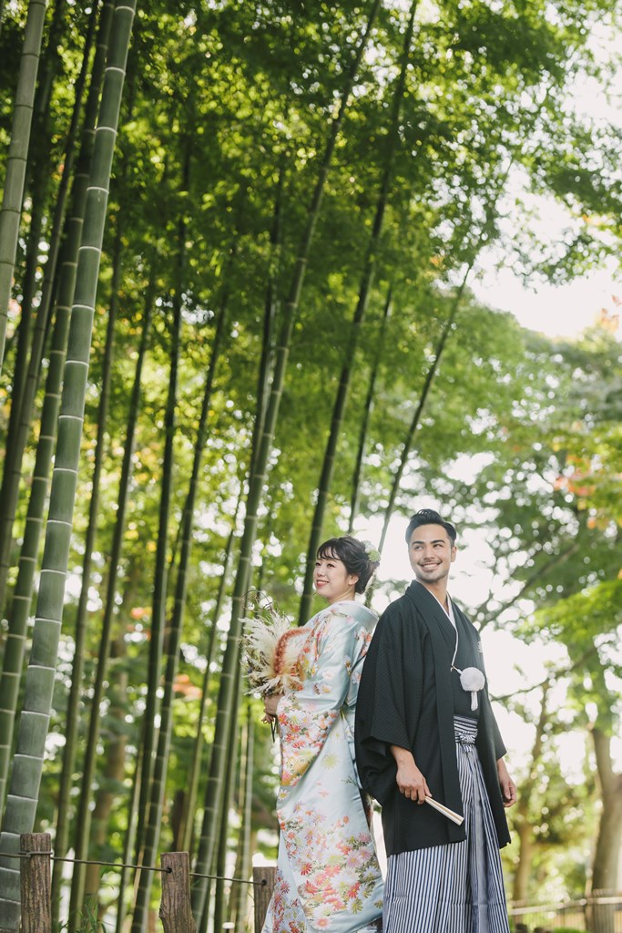 蘆花恒春園の竹林での和装前撮り、縦のラインが美しい青竹と和装が見事に調和した印象的な一枚