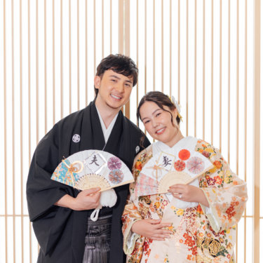 縦格子の障子を背に向かい合う黒紋付袴の新郎と白無垢の花嫁のシルエット。東京駅店のスタジオで撮る和装前撮り