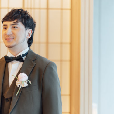 ラウンジで並んで立つ黒紋付袴の新郎と花柄の色打掛の花嫁を引きでとらえた一枚。東京駅店のスタジオで撮る和装スタジオフォト