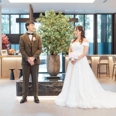 障子を背に椅子に座って袖を広げる白無垢の花嫁を縦位置でとらえた一枚。和装前撮りで選べる白無垢の衣装写真