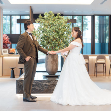 黒紋付の袖と花柄の色打掛の袖から手をつなぐ新郎新婦の手元と結婚指輪のアップ。和装前撮りの指輪カット
