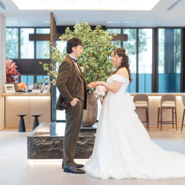 障子の廊下を手をつないで歩く黒紋付袴の新郎と花柄の色打掛の花嫁の後ろ姿。東京駅店のスタジオで撮る和装前撮り