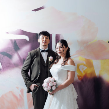 日本家屋の縁側で新郎の頬に手を添える花柄の色打掛の花嫁と白い羽織の新郎。日本家屋で撮る和装前撮り